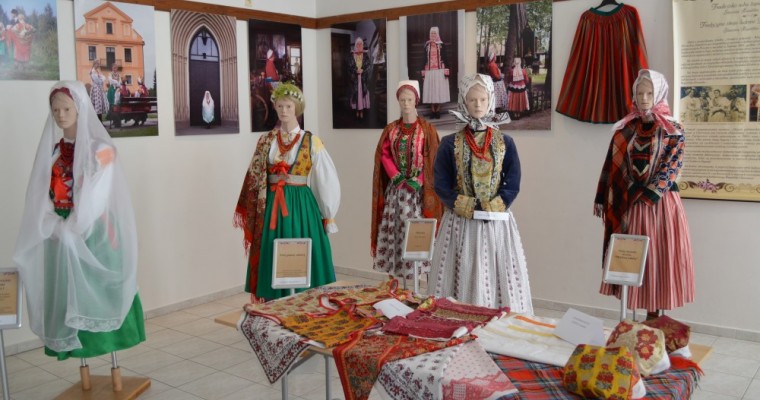 Výstava tradičných krojov Županje a Wilamowic